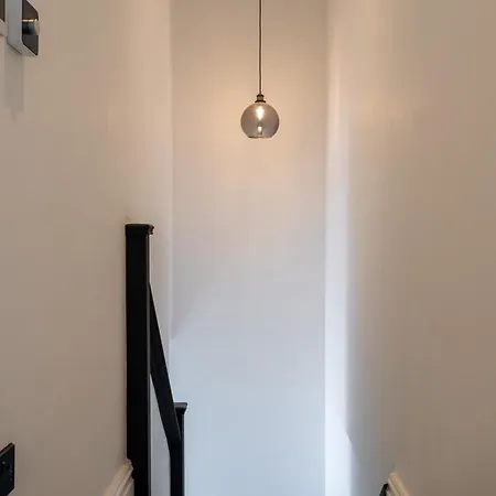 Perfect 2 Bed Flat Near Cabot Circus