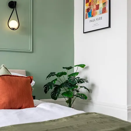 Perfect 2 Bed Flat Near Cabot Circus