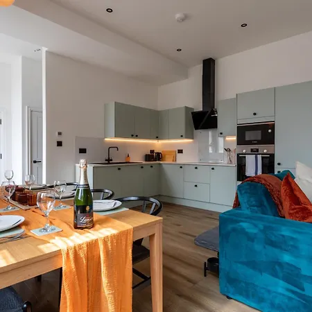 Perfect 2 Bed Flat Near Cabot Circus Appartement